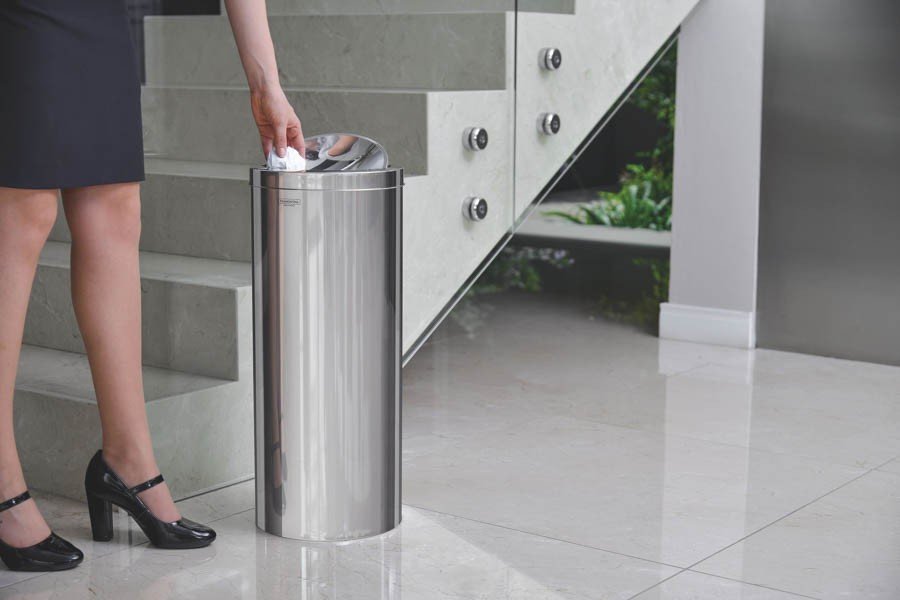 Lixeira Inox Swing com Acabamento Polido e Tampa Basculante 30 L