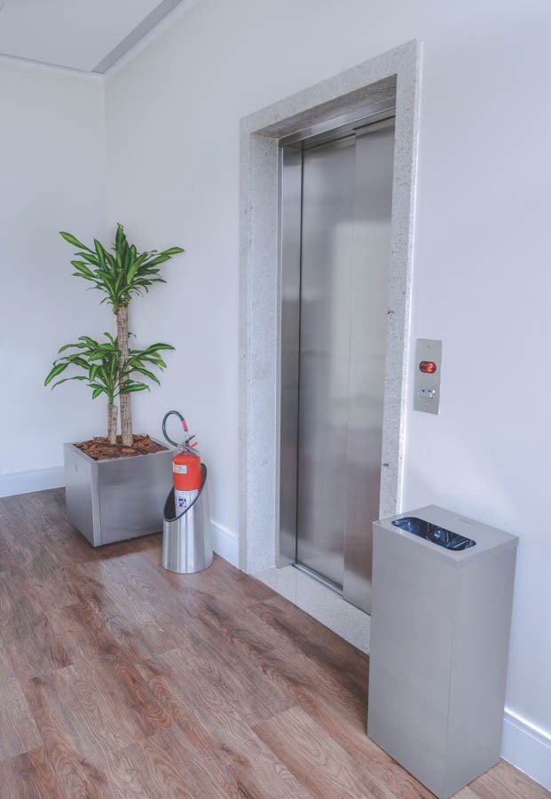 Cachepô Square Quadrado em Aço Inox com Acabamento Scotch Brite e Rodízio 80 kg