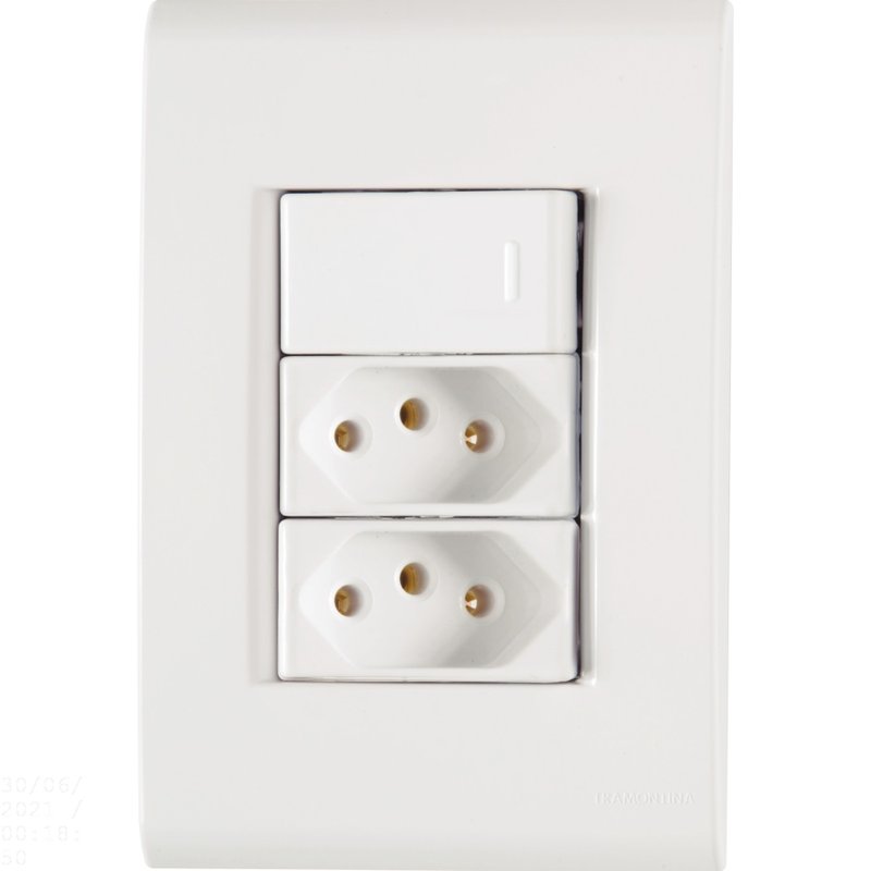 Conjunto 4x2 com 1 Interruptor Simples 10 A 250 V e 2 Tomadas 2P+T 20 A 250 V Liz Branco